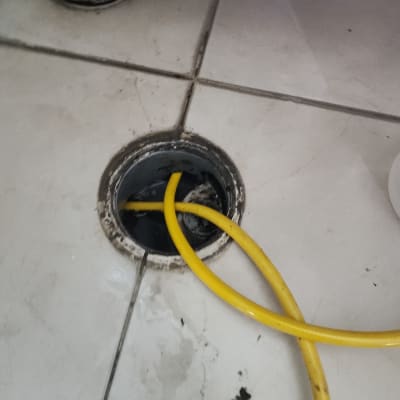 צינור צהוב בתוך פתח ניקוז ברצפה