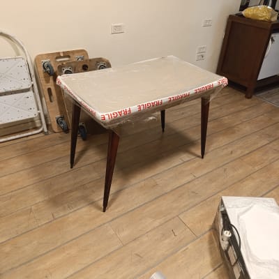 שולחן עטוף בניילון עם סרט 