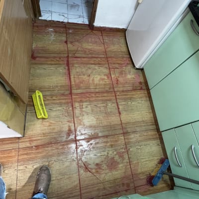 רצפה עם אריחים, מטאטא וכלי ניקוי