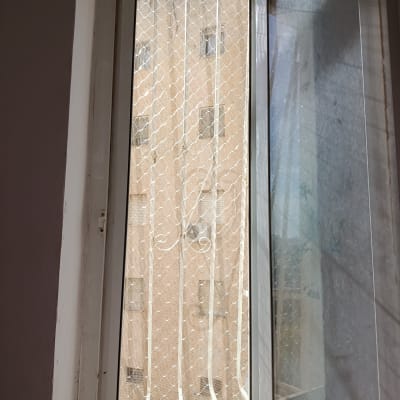 רשת יונים מותקנת על חלון למניעת כניסת יונים