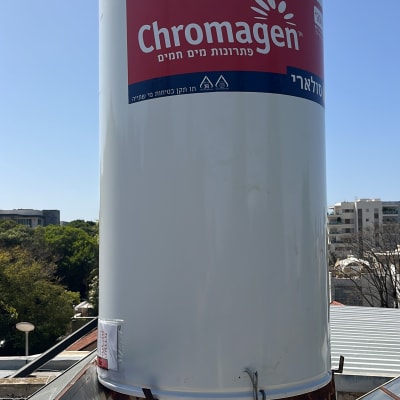 דוד שמש כרומגן על גג עם צינורות חיבור