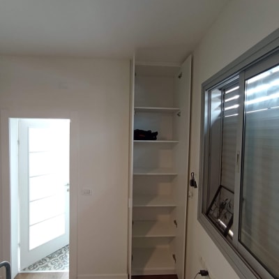 ארון קיר פתוח עם מדפים ריקים