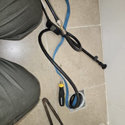 כלים וצינור על רצפת אריחים, עבודה בתחום איתור נזילות