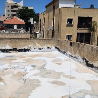 גג עם שכבת איטום לבנה ושחורה