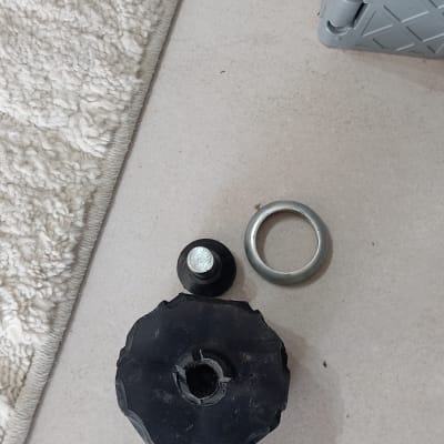 חלקים וכלים על רצפה ליד שטיח