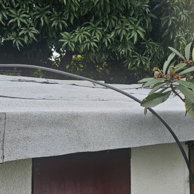 גג אטום עם חומר איטום אפור ועץ ברקע