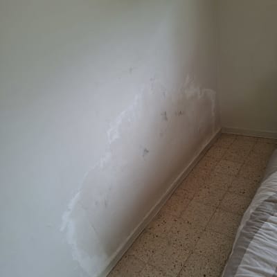 קיר עם סימני רטיבות ותיקון חלקי