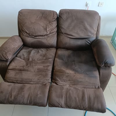 ספה חומה עם כתמים על הרצפה