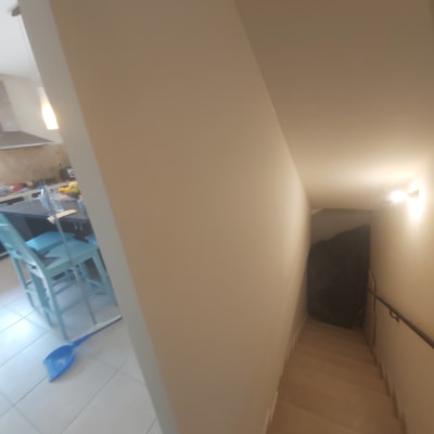 קיר גבס ליד גרם מדרגות מואר