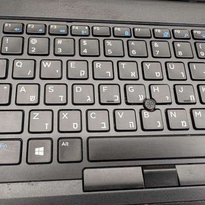 מקלדת מחשב עם מקשים בעברית ואנגלית