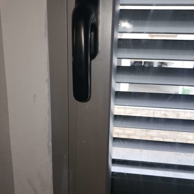 מסגרת חלון אלומיניום עם תריסים