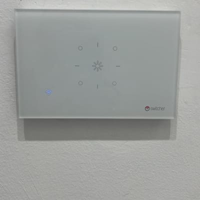 מתג חכם עם חיווי Wi-Fi על קיר לבן