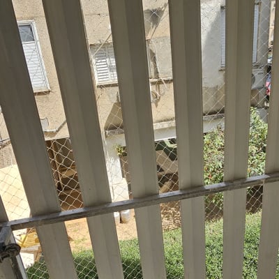 רשת הגנה על חלון למניעת כניסת יונים