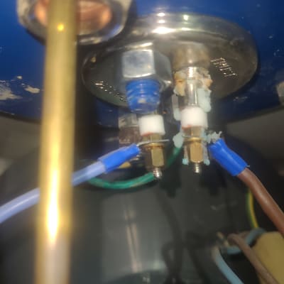 חיבורים חשמליים על דוד שמש עם חוטים צבעוניים