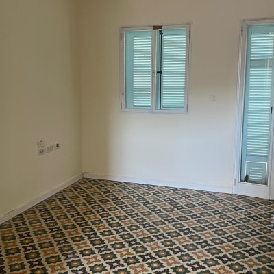 חדר ריק מריהוט לאחר צביעת קירות אחידה בגוון שמנת