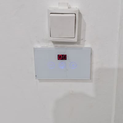 מתג חשמלי ולוח בקרה עם תצוגה דיגיטלית