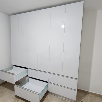 ארון לבן עם מגירות פתוחות בחדר