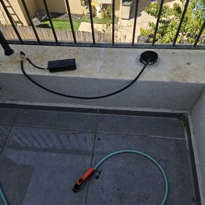 מרפסת עם צינור מים וכלי עבודה