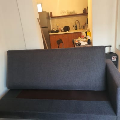 ספה אפורה במטבח עם כיור וכלים