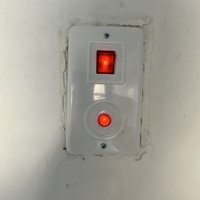 שני מתגים עם נורות אדומות דולקות