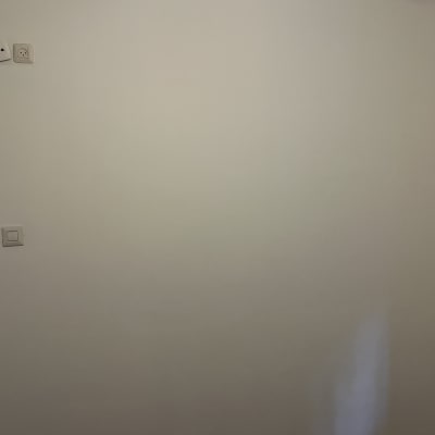קיר צבוע בלבן עם שקעים חשמליים