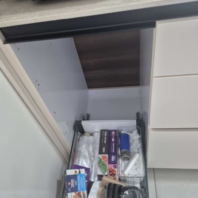 מגירה פתוחה עם מוצרים שונים, חלקם קשורים לשיפוץ