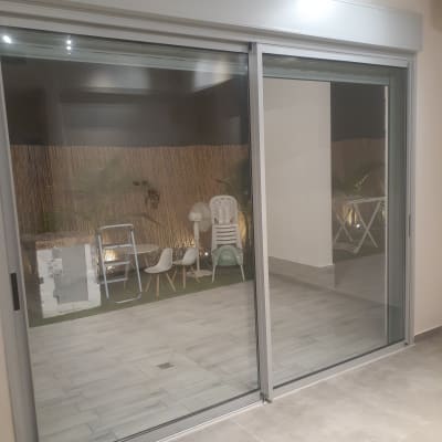 חלון זכוכית גדול עם רצפה נקייה ומבריקה