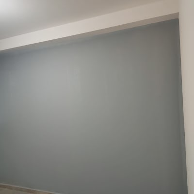 קיר צבוע בצבע אפור בהיר בחדר מואר