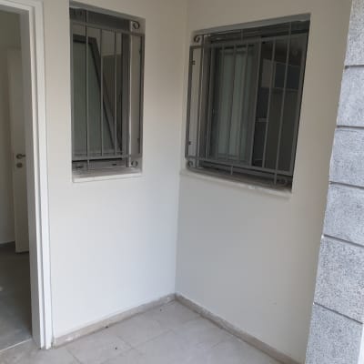 שני חלונות עם סורגים מתכתיים על קיר לבן