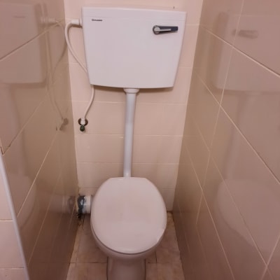 אסלה עם מיכל הדחה וצינור חיבור