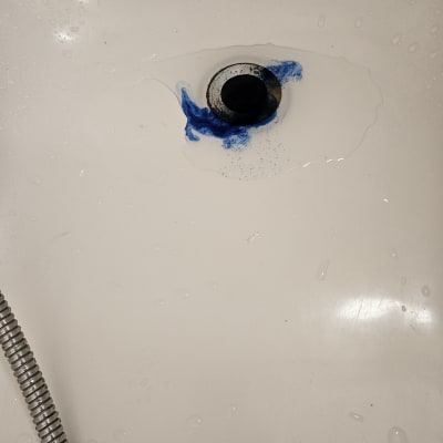 כיור עם כתם כחול סביב הניקוז