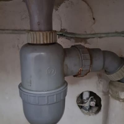 צינור ביוב אפור עם חיבורים מתכתיים