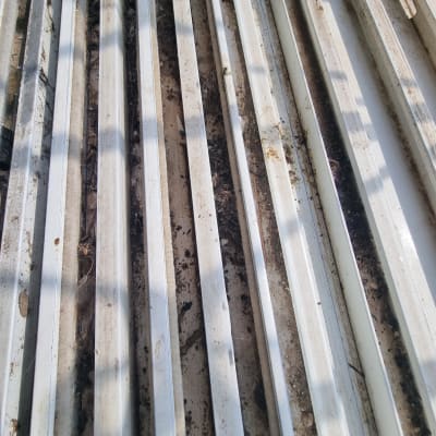 תריסים מלוכלכים עם אבק ולכלוך בין החריצים