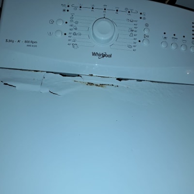 מכונת כביסה עם כפתורים ולוח בקרה