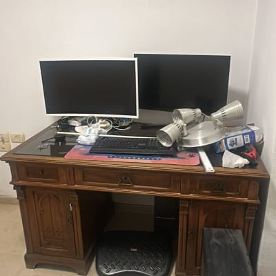 שולחן עץ עם מסכים ומנורות