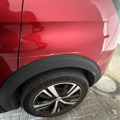 רכב אדום עם שריטה על הכנף האחורית