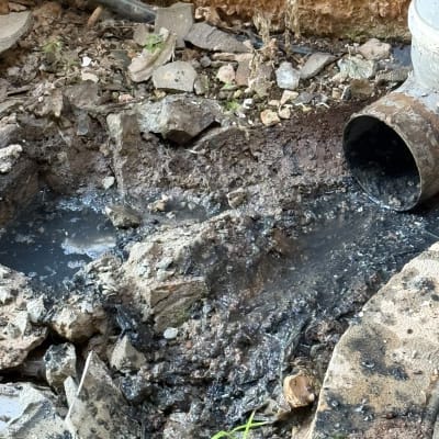 אבחון ותיקון תקלות בצינור ביוב חיצוני בחצר