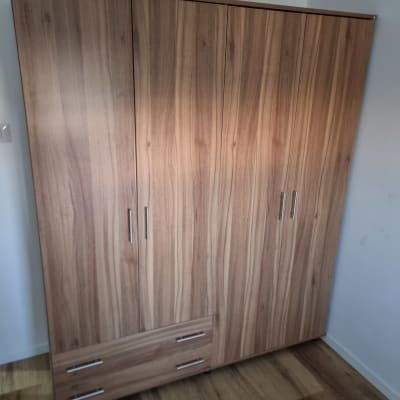 ארון עץ עם דלתות ומגירות