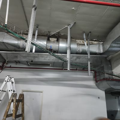 מסגרות מתכת תלויות מהתקרה עם צינורות ירוקים