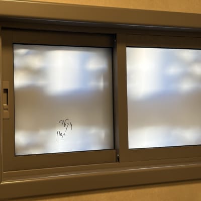 חלון אלומיניום עם זכוכית חלבית