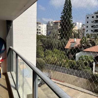 רשת יונים מותקנת על מרפסת למניעת כניסת יונים