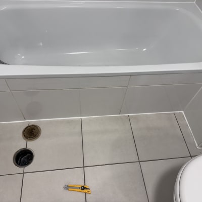 אמבטיה עם רצפת אריחים, פתח ניקוז וסכין יפנית