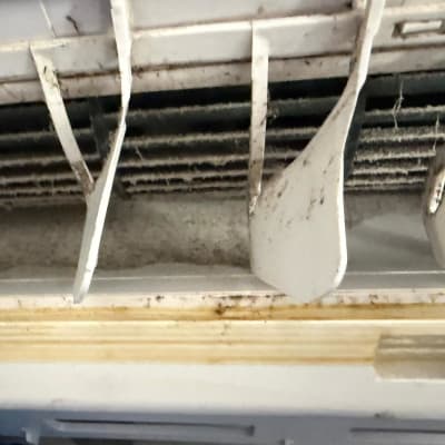 תמונה של חלק פנימי של מזגן עם לכלוך ואבק