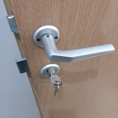 ידית דלת מתכת עם מפתח במנעול