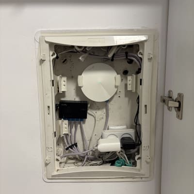 ארון תקשורת עם ציוד רשת וחיבורים