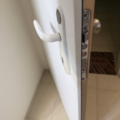 דלת עם מנעול וידית לבנה