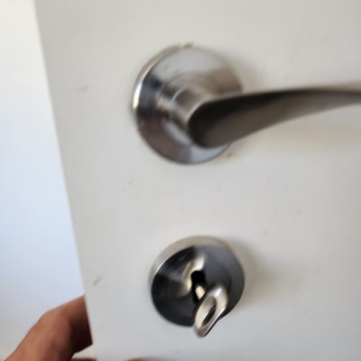 ידית ודלת עם מנעול כסוף