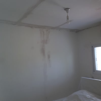 קירות ותקרה עם תיקוני צבע וטיח