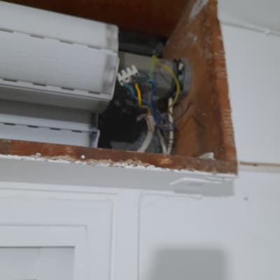 חוטי חשמל צבעוניים בתוך תיבת עץ פתוחה