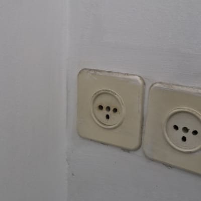 שני שקעים חשמליים על קיר לבן